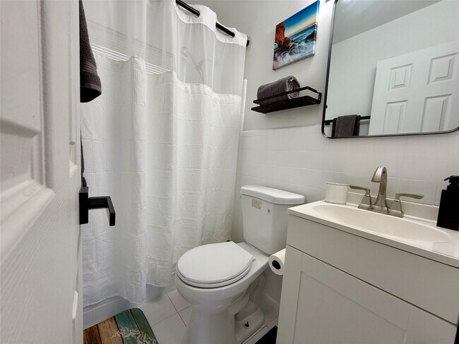 Building Photo - 3208 Canal Dr