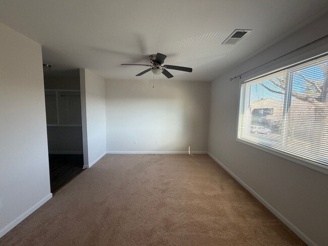 Building Photo - 114 Harvest Dr