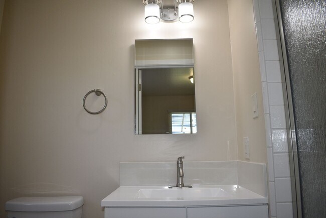 Building Photo - 5150 Oak Leaf Ave