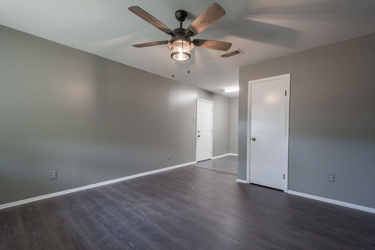 Building Photo - 1811 Linda Ln