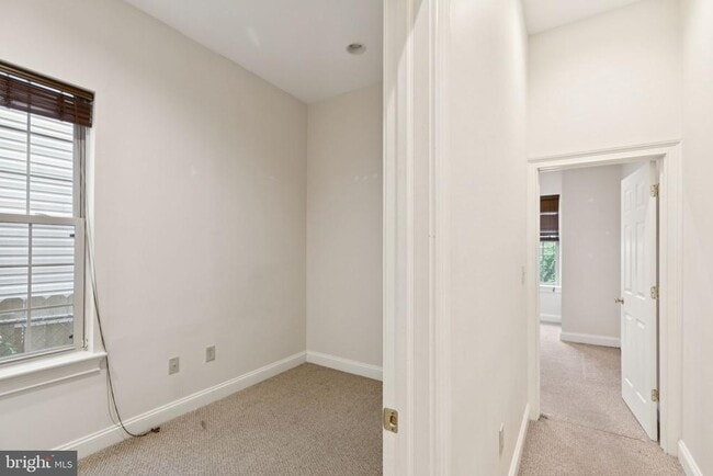 Building Photo - 2542 W Girard Ave