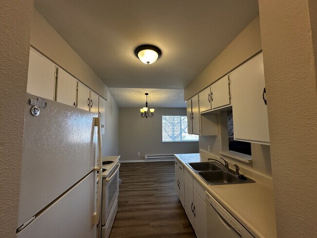 Building Photo - Beautiful Top Floor Condo with Great Views!