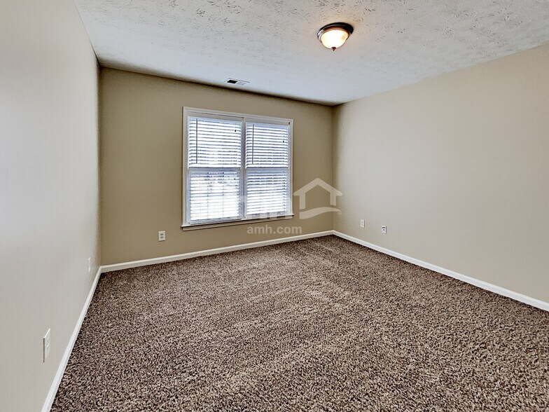 Building Photo - 303 Lismore Ter