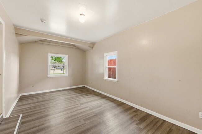 Building Photo - Four Bedroom Home In Aurora - ready ASAP. Brand New Paint Top to Bottom, with updated flooring!
