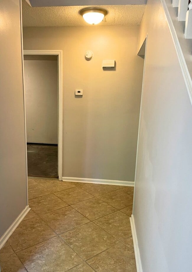 Building Photo - Prime Location , Pool and Grass cutting included!!!