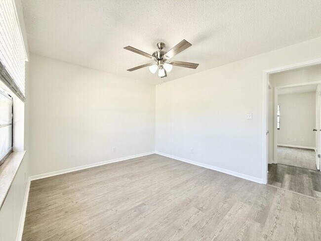 Building Photo - 5212 Peach Ave