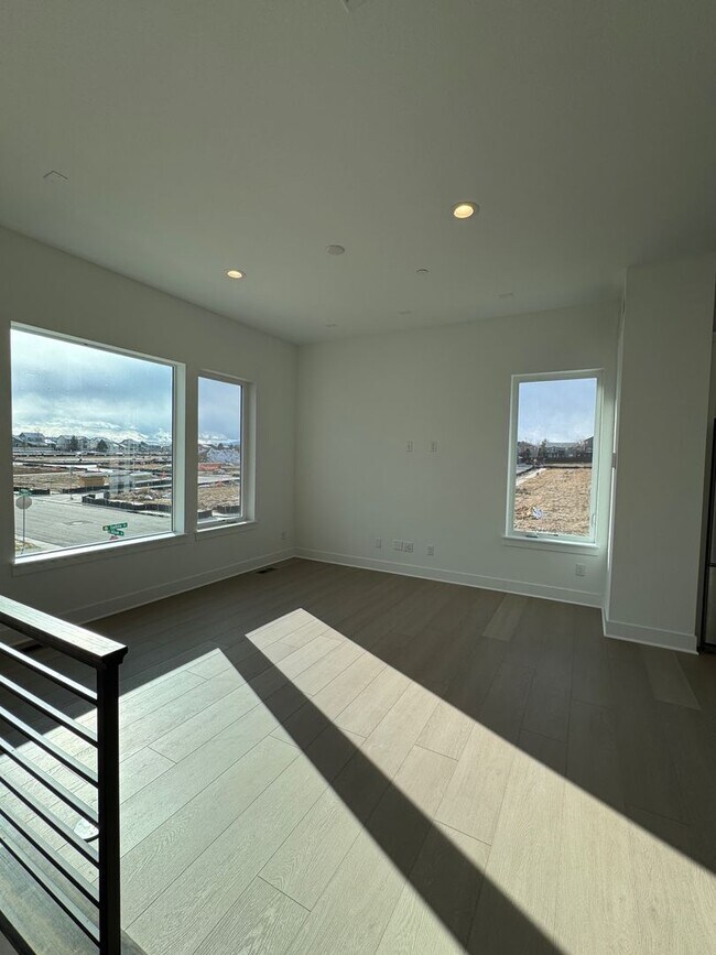 Building Photo - 707 Saddle Dr