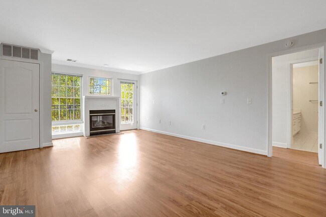 Building Photo - 6924 Fairfax Dr