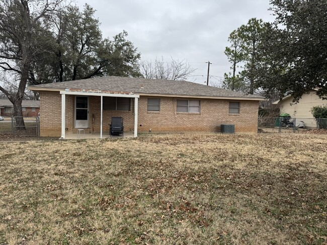 Building Photo - Sweetest 3 bedroom 1.5 bath home in quiet ...