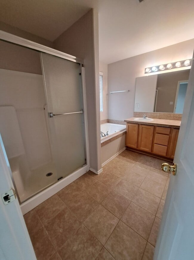 Building Photo - 3 BEDROOM - AC - move in ready Hillsboro