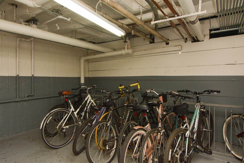 Building Photo - 533 W Roscoe St