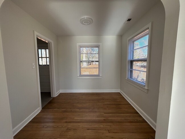 Building Photo - One Level newly renovated  3 bedroom 1 bat...