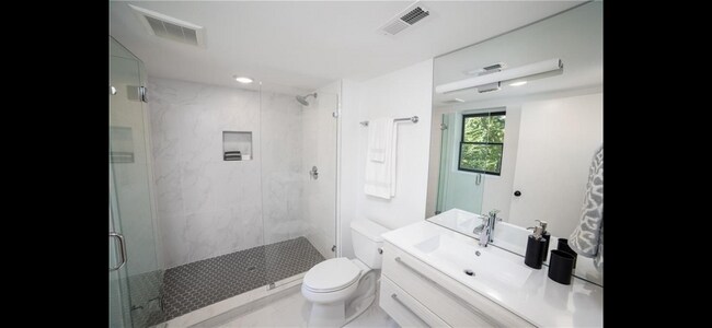 Building Photo - 414 Shorecrest Dr
