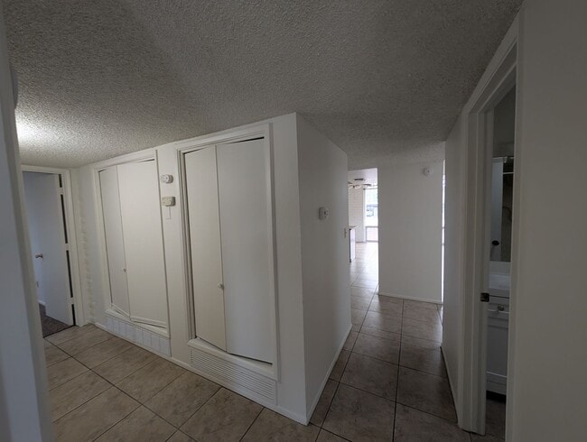 Building Photo - Comfortable West Side Rental