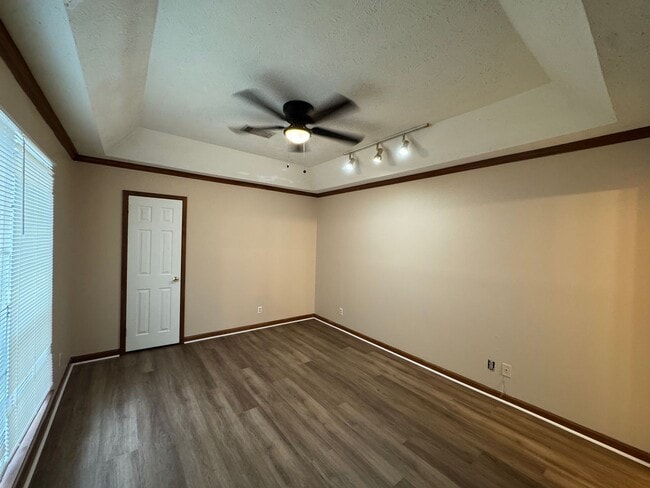 Building Photo - Attached Single Level 3 bedroom 2 bath