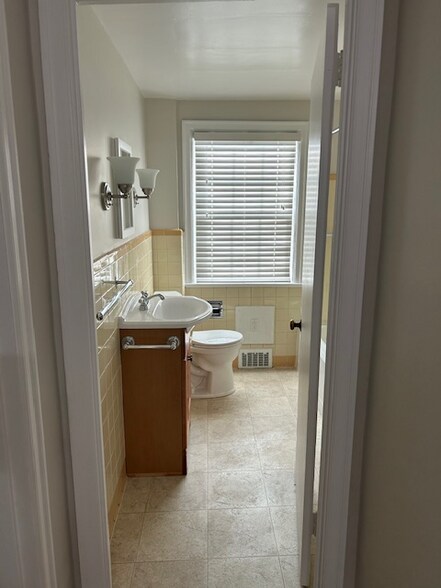 Building Photo - 103 8th St