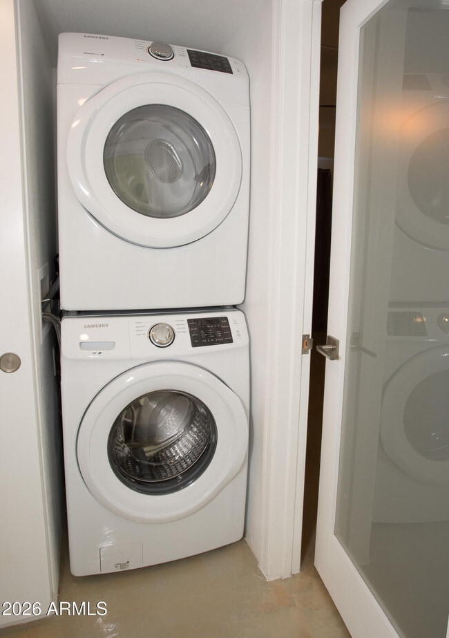 Building Photo - 353 E Thomas Rd