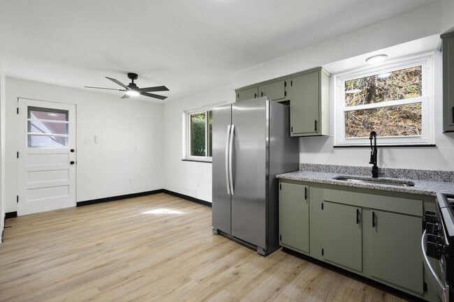 Building Photo - MOVE IN SPECIAL! SCORE HALF OFF 1ST MONTH'...