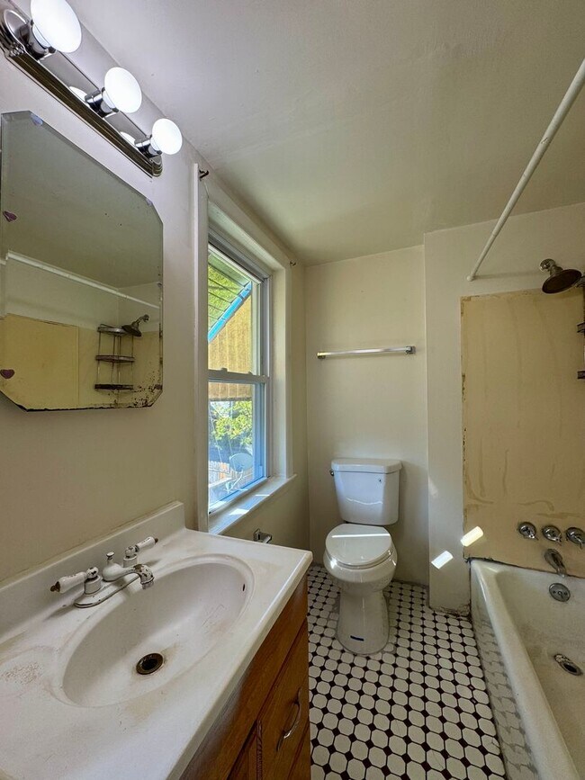 Building Photo - Charming 2 Bedroom/1 Bathroom Townhome in Ellwood Park–Monument neighborhood!