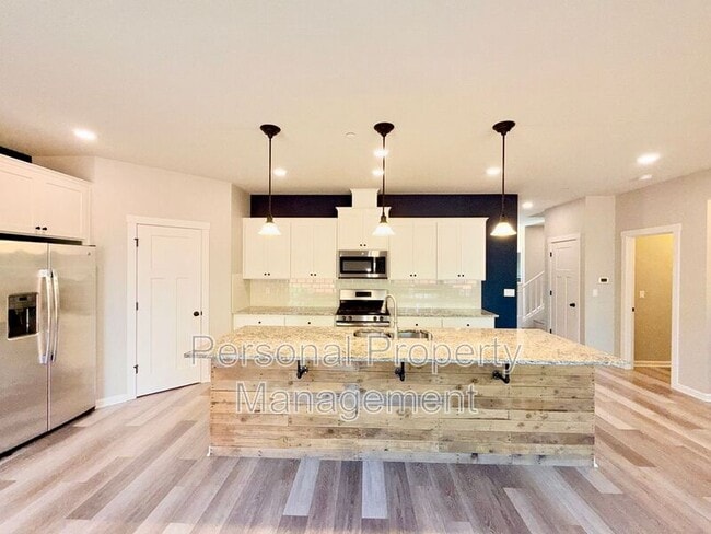 Building Photo - 3623 NE Sitka Dr