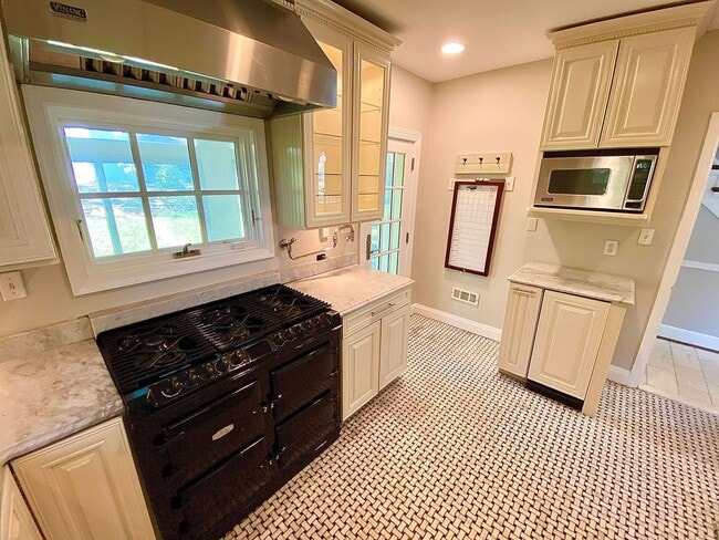 Building Photo - Stunning 4 Bed/3.5 Bath Historic Home - Be...