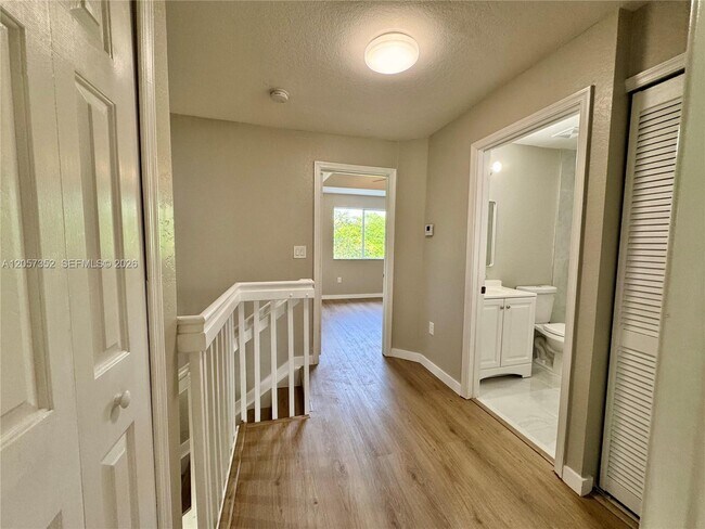 Building Photo - 1592 SE 27th Ct
