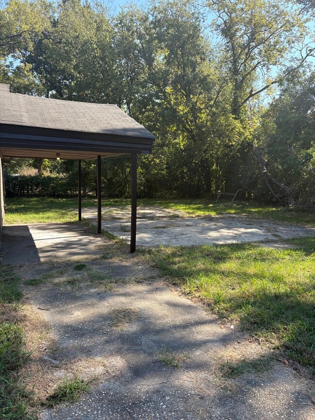 Building Photo - 3879 Southmont Dr