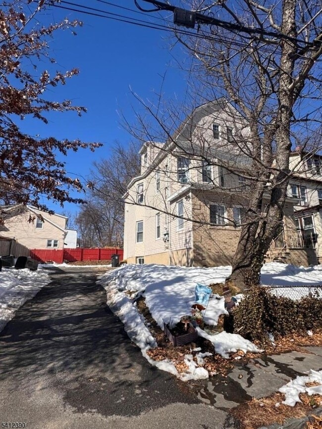 Building Photo - 115 Mead St