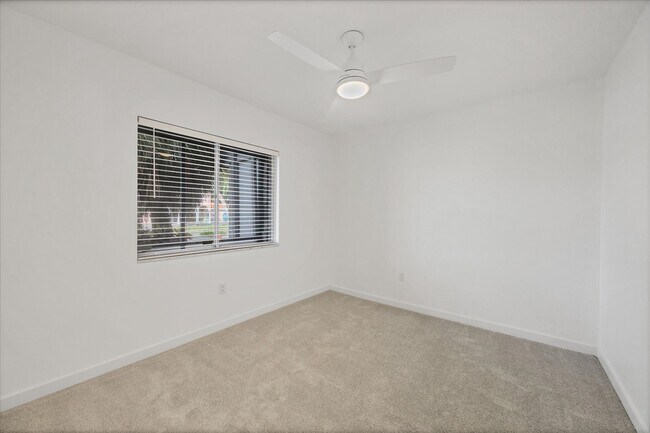 Building Photo - 2124 N Tamiami Trl