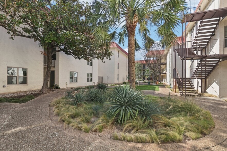 Building Photo - 203 W 39th St