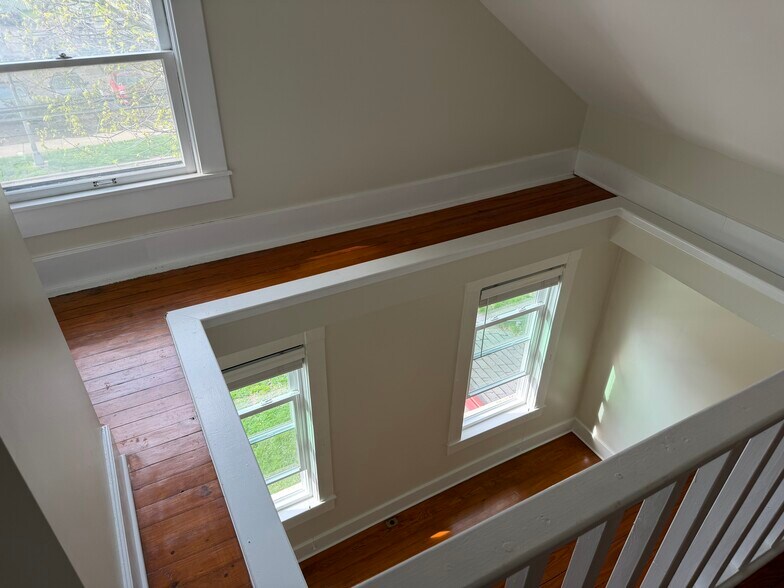 Building Photo - 404 W 1st Ave