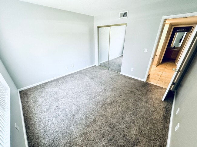 Building Photo - A Cozy 2 bedroom 2 bathroom with patio dow...