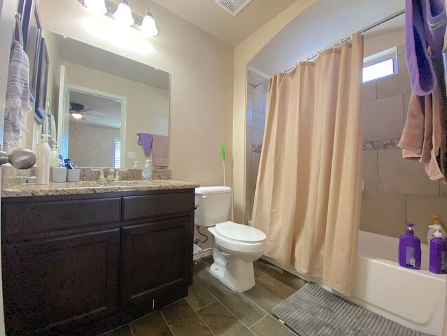 Building Photo - Gorgeous 4bed/3.5bath with 2 Master Bedrooms!