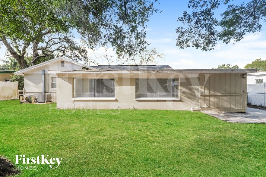 Building Photo - 211 W 108th Ave