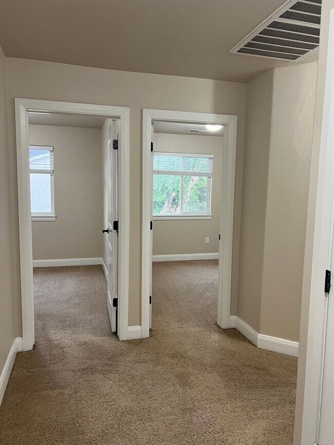 Building Photo - Newly Updated Townhome in Cedar Crossing
