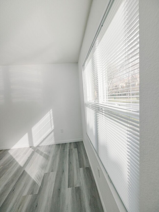 Building Photo - 2 Bedroom, 2 Full Bath Newly Renovated Con...