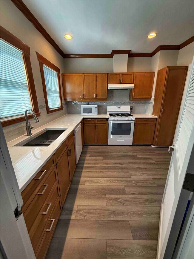 Building Photo - 604 E 17th St