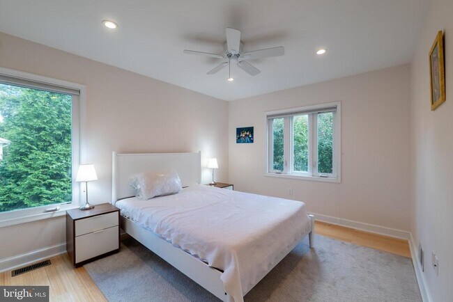 Building Photo - 4614 ROXBURY Dr
