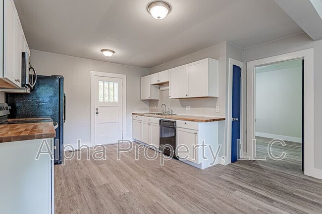 Building Photo - 741 Anderson Dr