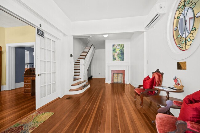 Building Photo - 205 SE 7th St