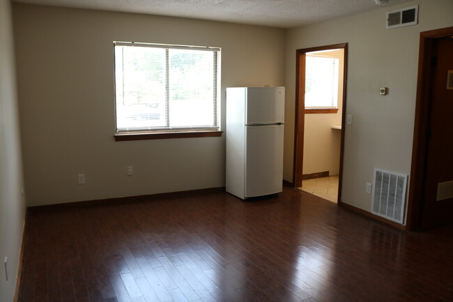 Building Photo - 4651 NE Antioch Rd