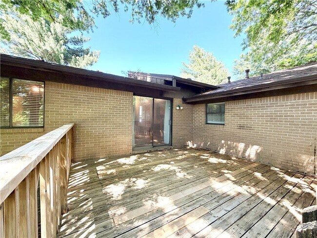 Building Photo - 1275 N Gregg Ave