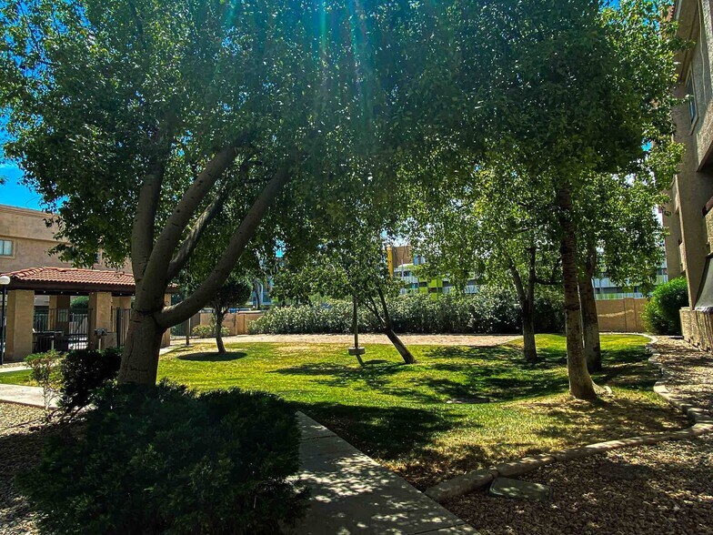 Building Photo - 1215 E Lemon St