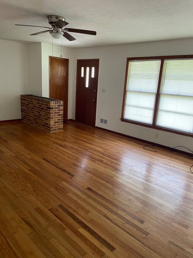 Building Photo - 1405 Woodland Dr