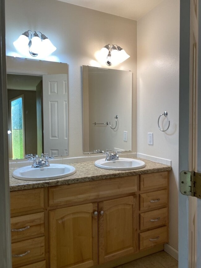 Building Photo - 1625 W Elizabeth St