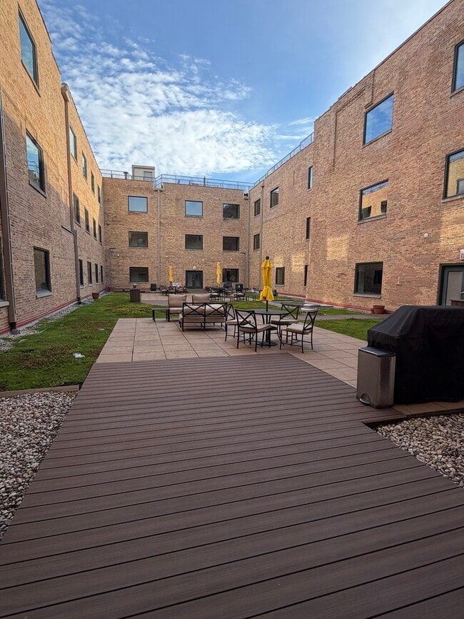 Building Photo - 2100 N Racine Ave