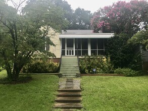 Building Photo - Adorable 2 bedroom, 1 bath home with an upstairs apartment!