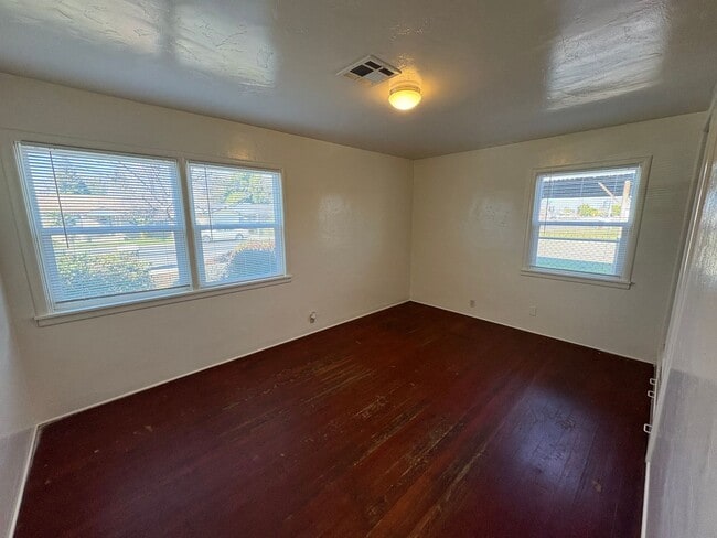 Building Photo - Cozy Home On Spacious Lot near Ballpark coming soon!