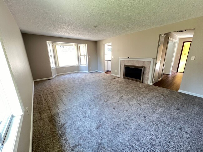 Building Photo - Beautiful Newly Renovated 3 Bedroom Home *1st Month FREE!!*