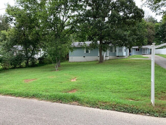 Building Photo - Mount Juliet three bedroom two bath in the...